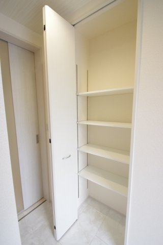 玄関収納（可動棚、扉付き）