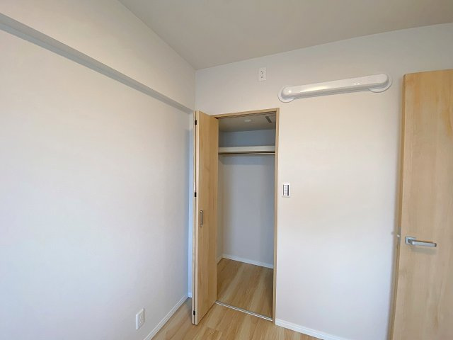 お部屋の各所にしっかりと確保された便利な収納スペース。季節ものの衣類や生活用品、日用品の買い置きなどをスッキリ片付けられるため、居室空間を常に広々と快適に保てます。