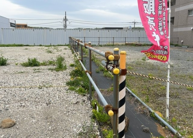 土地の面積＝住宅面積ではありません。建ぺい率の問題などで、土地のある場所によって住宅を建てられる面積は限られています。高さもしかり、「土地」という言葉の中には、建築条件も含まれると考えておきましょう。