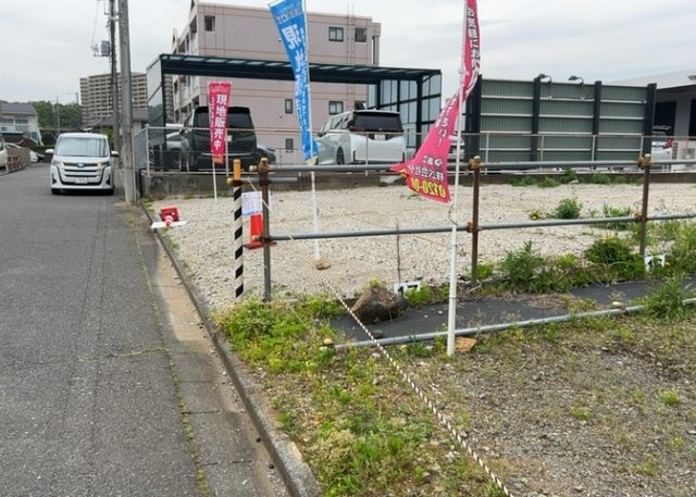 家を建てる場合、方位は要チェックです。現実的に日当たりのよい家ならばリビングは南側、建築基準法でも北側に当たる家への配慮は求められています。土地を見学に行く際は、方位磁針を持って行くようにしましょう。