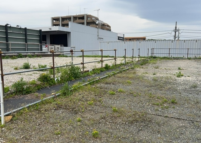 土地の前の道路に消火栓が設置されていることがあります。この場合、道路交通法第45条第1項により、駐車禁止の場所が指定されています。そのため、車庫などの駐車スペースをつくることができない場合があります。