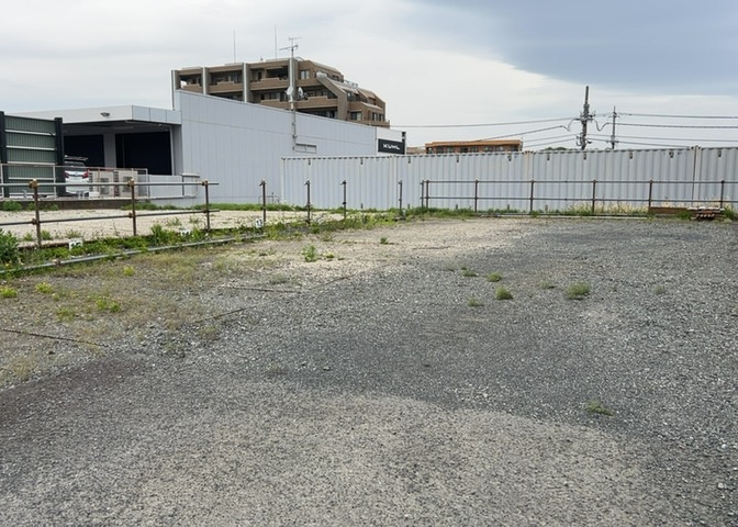 現地に行くなら、物件の周囲の地形がどうなっているかを見ることも大切です。周辺より低くなっている土地では、大雨などで水が集まりやすいため、地盤が弱くなっているということも考えられるため、注意が必要です。