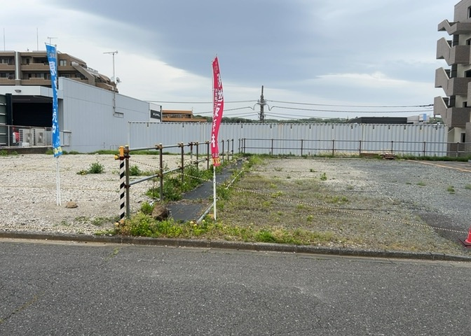 土地購入を検討されている場合、境界杭がない状態で購入してしまうと境界確定測量をする必要があり、費用がかかります。購入の前に、売主、隣土地所有者立ち合いのもと境界を確定し境界杭を設置するのがベストです。