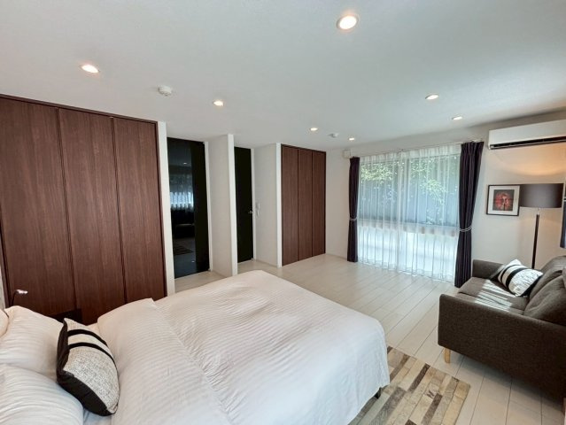 洋室12.2帖。将来2部屋としてもご利用の出来る大型洋室