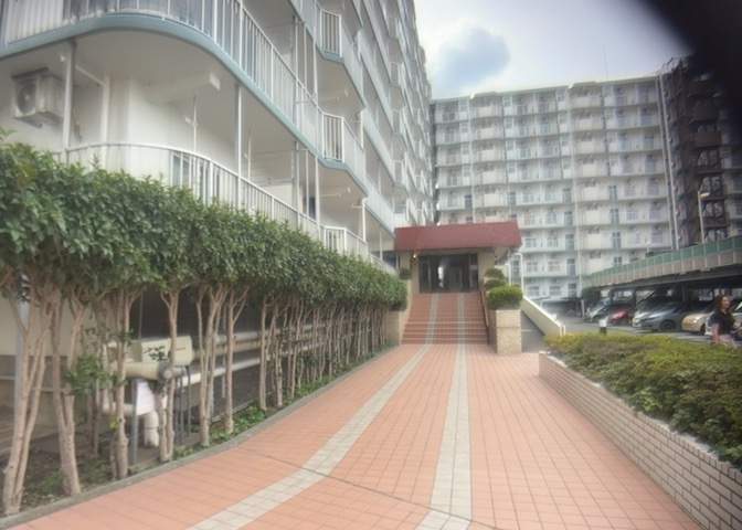 外観はマンション管理がされているかの目安になります。築年数が古いと、壁面は劣化してひび割れが生じることも！建物が古びていても細かいところが修繕されていると、きちんと管理されているなぁと感じるでしょう。
