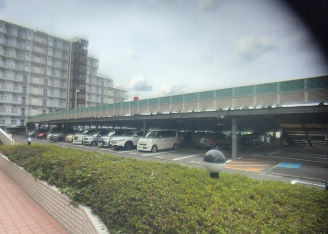 駐車場と明記されていても、最小スペースでつくられた駐車場だと大型車は駐車できなかったり、出入りしにくくなったりする可能性があります。お車のサイズと購入したい物件の駐車場のサイズを現地で確認しましょう。