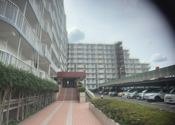 中庭（パティオ）とは、一つの建築物の内部に設けられた、壁などで囲われている庭のことを指します。コの字型、ロの字型が主流ですが、L字型の中庭もあります。最近では、インテリア性の高さからも人気があります。