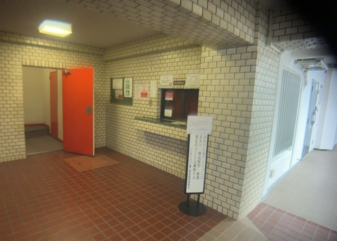 受付はマンションコンシェルジュがいる場合もあれば、管理人が滞在する小部屋を総称して呼ぶことがあります。主にエントランスに設置されていることから、防犯面でも期待ができます。防犯設備がない場合はより安心！