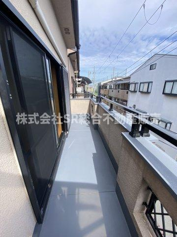 バルコニーは2面あります！屋根が付いてないですが天気のいい日には気持ちよく洗濯物が干せます！