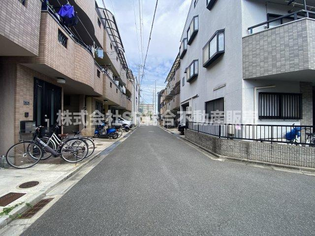 前面道路含む現地写真です