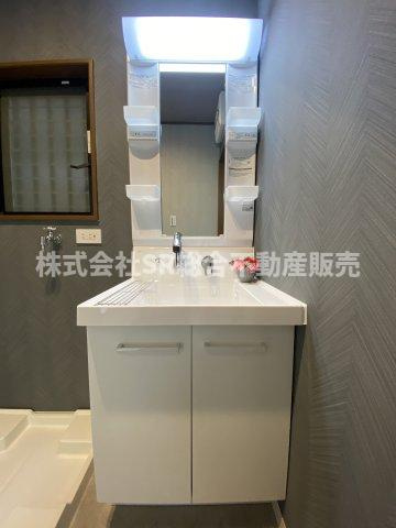 独立洗面台、小物を置くことができて便利です
