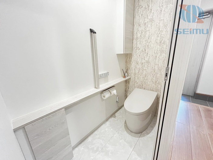 【トイレ】温水洗浄便座付きトイレのため、毎日快適にお使いいただけます。トイレは2階にも設けられているため、来客時も気兼ねなく使えます！
