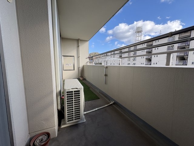 奥行きのあるバルコニーは、洗濯物を干しやすく、通風・採光ともに良好。屋根付きのため、天候の変化にも対応しやすい設計です。室外機を設置しても十分なスペースが確保されており、使い勝手の良さが感じられます。