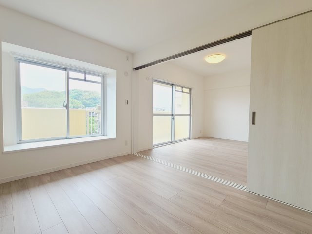 〇各部屋には窓が付いているので全体的に明るくなっております。広めの収納スペースもあるので嬉しいポイントですね。