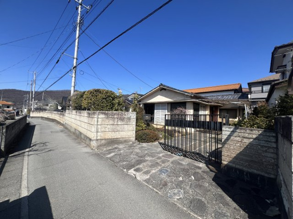 【甲府市屋形1丁目　古家付土地の前面道路含む現地写真】