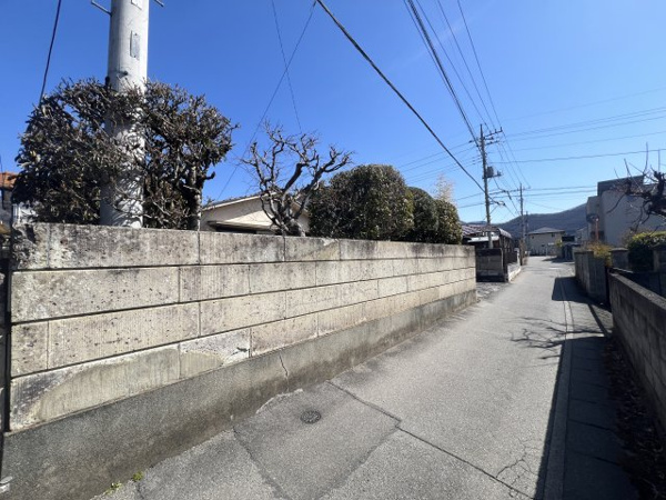 【甲府市屋形1丁目　古家付土地の前面道路含む現地写真】