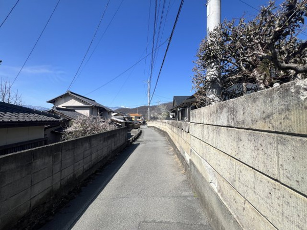 【甲府市屋形1丁目　古家付土地の前面道路含む現地写真】