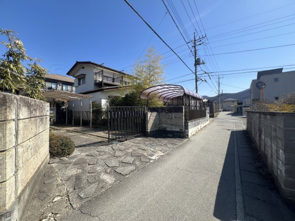 【甲府市屋形1丁目　古家付土地の前面道路含む現地写真】