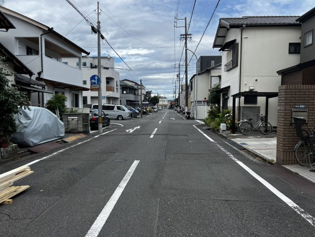 前面道路：家の周りの見通しが良いため、死角が少なく、防犯面でもプラスに働きます。