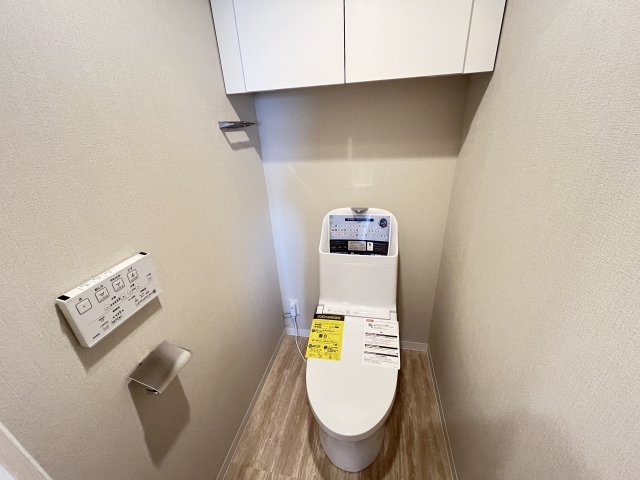 温水洗浄便座＆上部収納のあるトイレ
