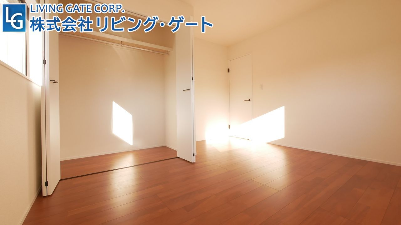 1階7帖洋室。2面採光で陽当たり良好。