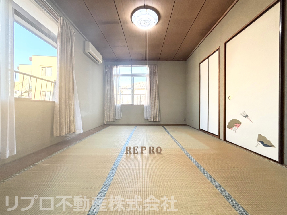 2階6帖の和室は、寝室としても活用できます！くつろぎの時間を過ごせる落ち着いたお部屋です！