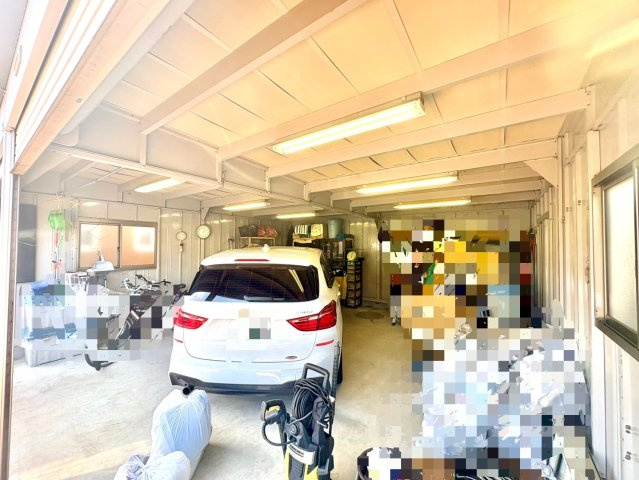 車2台駐車可能なシャッター付ガレージです