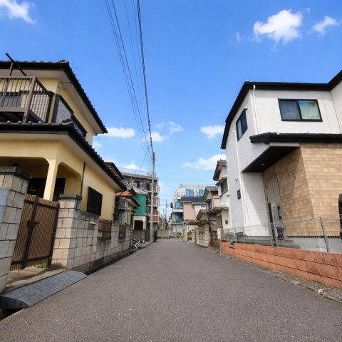 広々とした前面道路が生む、開放感ある暮らし　