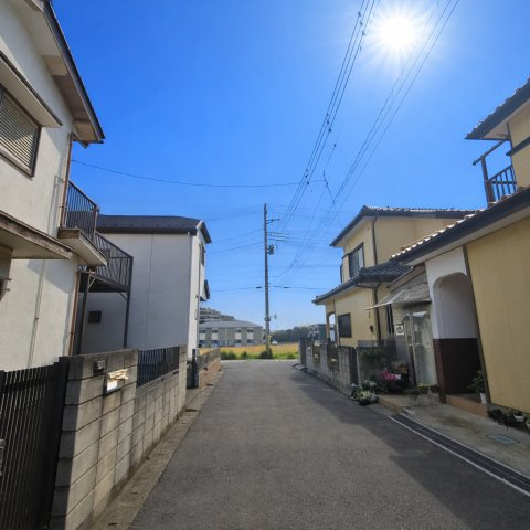 広さと静けさを兼ね備えた前面道路　