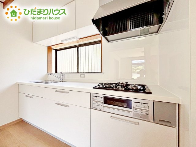 収納もたっぷり御座います。お食事の準備をしながらご家族との会話を楽しめます。キッチン近くに水回りも集中しているので、家事の動きがらくちんです♪　