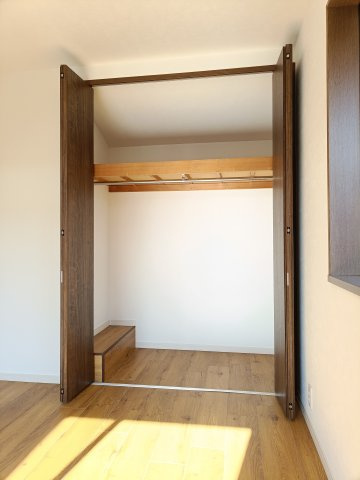 【洋室約6.0帖　収納】