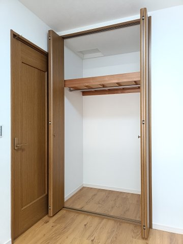 【洋室約4.6帖　収納】