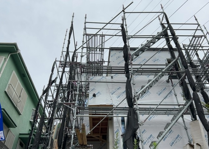 バルコニーは、室外の専用スペースのうち、「屋根がなく開放された空間」であるものを指します。ベランダより広いタイプのものが多く、日当たりもよいため家庭菜園などを楽しみたい人にとって適した環境となります。
