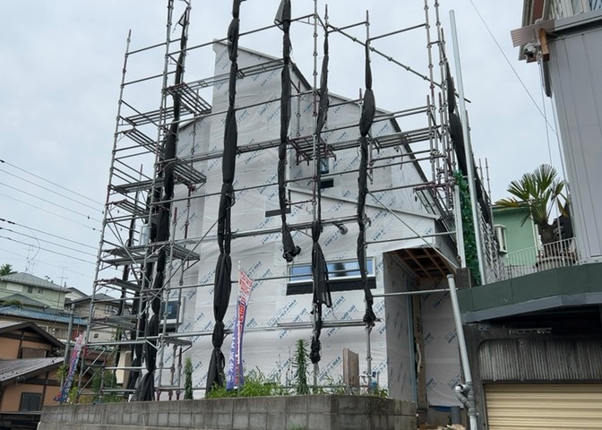 木造住宅とは土台、壁、柱など建築物の強度を支える構造体の材に木が使用されている構造を指します。構造体は建物の自重を支えるだけではなく風圧や水圧、積裁荷重などあらゆる衝撃に耐えるための基礎です。
