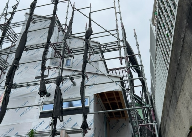 ベタ基礎とは、柱の位置に関係なく全体に基礎がある事を指し、面積が大きい分建物の重さを全体に分散できます。また、地面からの湿気や害虫を遮断でき、木造住宅で心配されるシロアリ被害を防ぐ効果も期待できます。