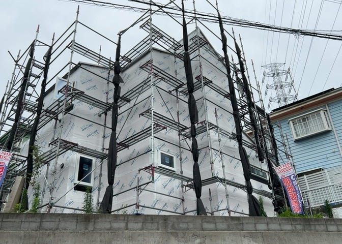 現地に行くなら、物件の周囲の地形がどうなっているかを見ることも大切です。周辺より低くなっている土地では、大雨などで水が集まりやすいため、地盤が弱くなっているということも考えられるため、注意が必要です。
