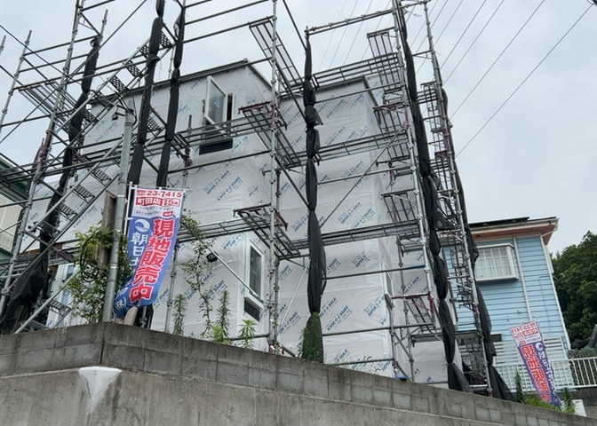 道幅が狭い場所は比較的土地の値段が低いことが多く、また交通量が少ないため騒音が少なく静かな環境で過ごせます。また、小さいお子様がいるご家庭も安心です。一方で車の駐車が難しいというデメリットもあります。