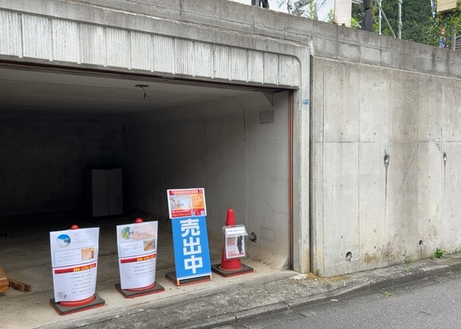 車一台あたりに必要なスペースは、標準サイズの普通自動車で横幅2m50cm、長さ5mは必要になります。ただし、乗降のことも考慮して横幅3m30cm、長さ5m50cmほどは確保できるところを選びましょう。