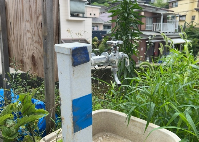 敷地内には、散水栓や立水栓があります。水道水を直接利用できるため、水を運ぶ手間を省くことが出来ます。大量の水を必要とする洗車作業や清掃などに役立ちます。その他設備とあわせて、現地でご確認ください。