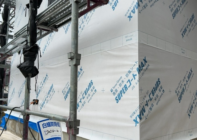 建物建築の外壁の主流となっているサイディング仕様は、板を外壁に貼り合わせる施工方法です。金属系・木質系・窯業系があり、断熱性や耐用性などが異なります。外壁の色やデザインなど詳細は現地でご確認ください。