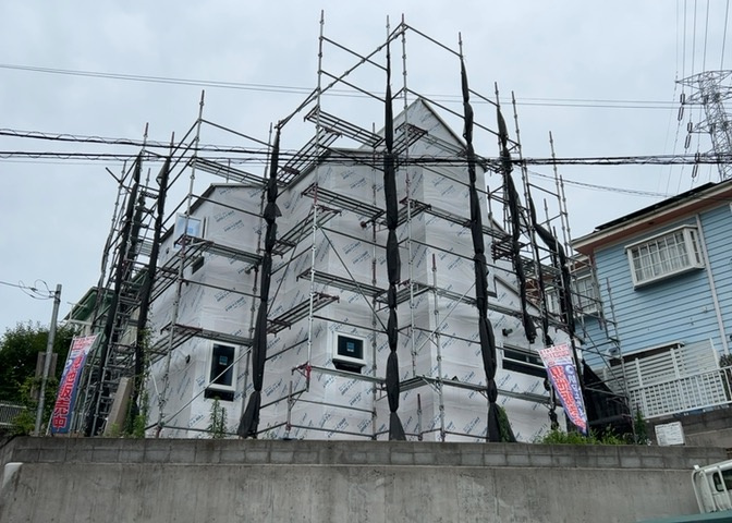 住宅用の土地では前面道路に2m以上接していなければならないと法律で定められています。しかし、お持ちの車のサイズやライフスタイルなどにより、2mでは利便が悪い場合もございますので、事前に確認しましょう。