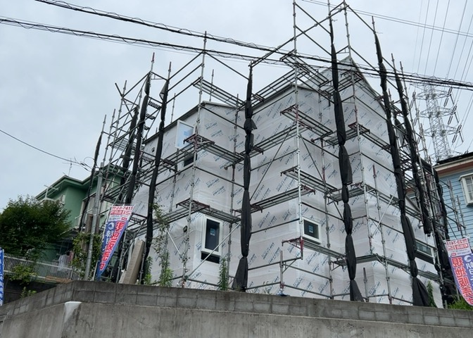 お持ちの車種によっては前面道路が広い方が便利でしょう。しかし、前面道路が広ければその分交通量が多くなるため、騒音などが気になる場合があります。実際に現地を見学し、周辺交通量や騒音などを確認しましょう！