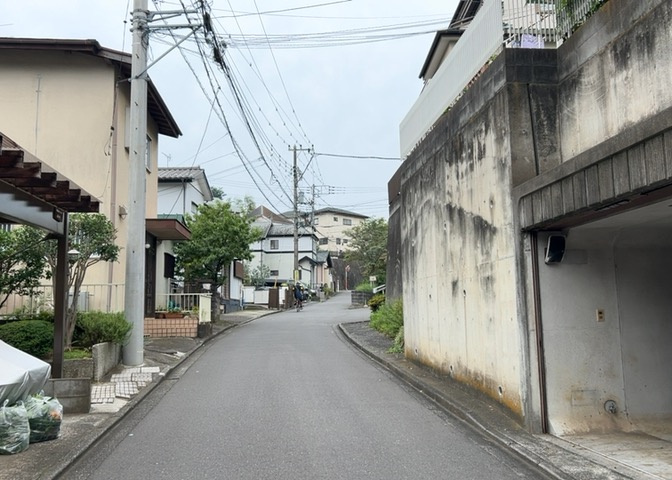 桜や紅葉の名所に出かける人は多いと思いますが、家にいながら季節の移ろいを感じる生活を送りませんか？リビングや窓から見える景色が生活を彩るワンポイントに！現地から見える景色を堪能してみては如何でしょう。
