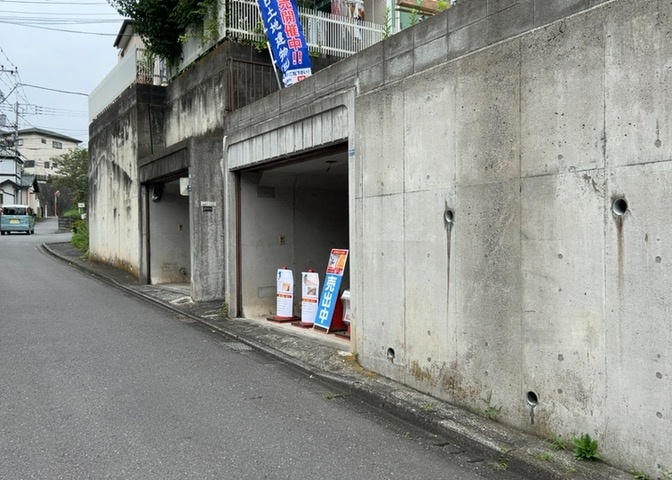 駐車場と明記されていても、最小スペースでつくられた駐車場だと大型車は駐車できなかったり、出入りしにくくなったりする可能性があります。お車のサイズと購入したい物件の駐車場のサイズを現地で確認しましょう。