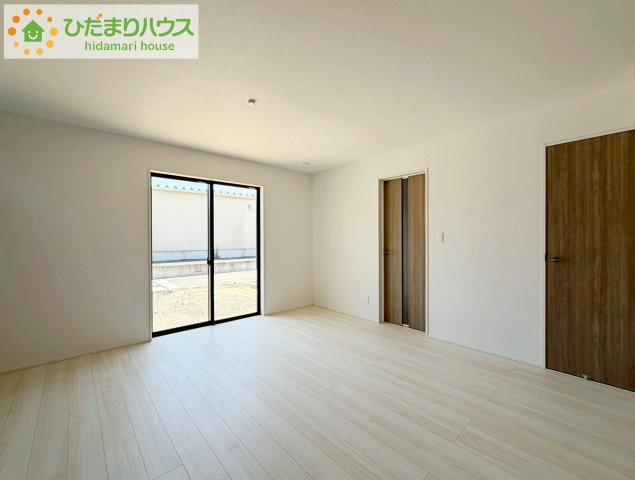 リビング大きな窓からは、暖かな日の光が降り注ぎます・・・