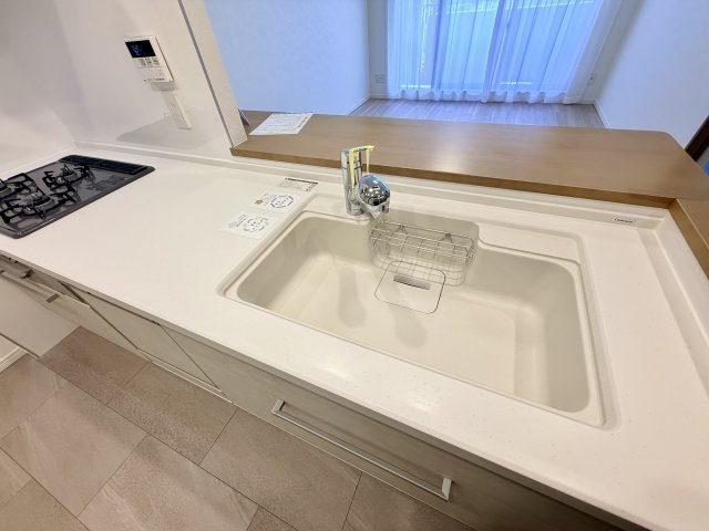 【シンク】　食器洗いもはかどる広々としたシンク。