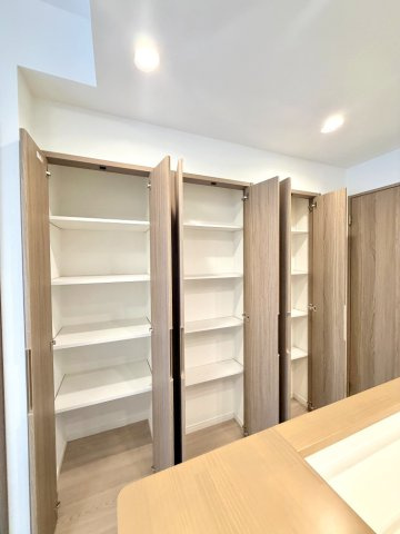 【キッチン収納】　キッチン横にはパントリー収納を設置。効果的な日常備蓄ができ、日々の収納だけでなく、防災面での備えとしても有効活用できます。