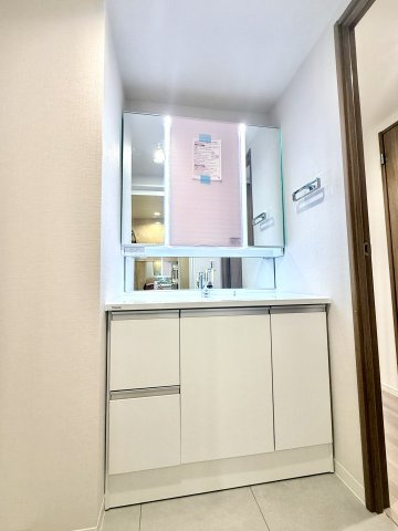 【洗面化粧台】　収納力と機能性に優れたお手入れラクラク三面鏡洗面化粧台です。朝の身支度もこれで快適です！