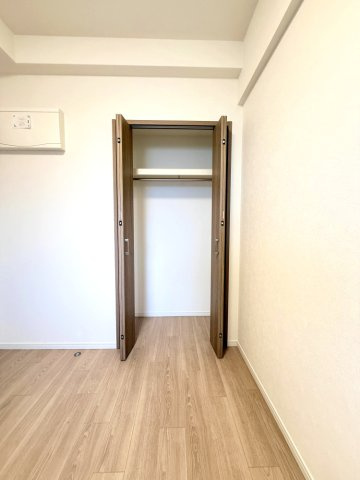 【洋室約5.0帖　収納】　収納も備わり、暮らしやすい空間がデザインされています。
