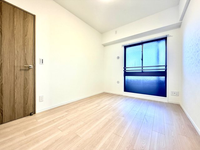 【洋室約6.0帖】　広々とした洋室。主寝室や子ども部屋にいかがでしょうか？